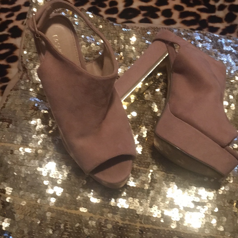 Fashion nova heel .(GUC)
